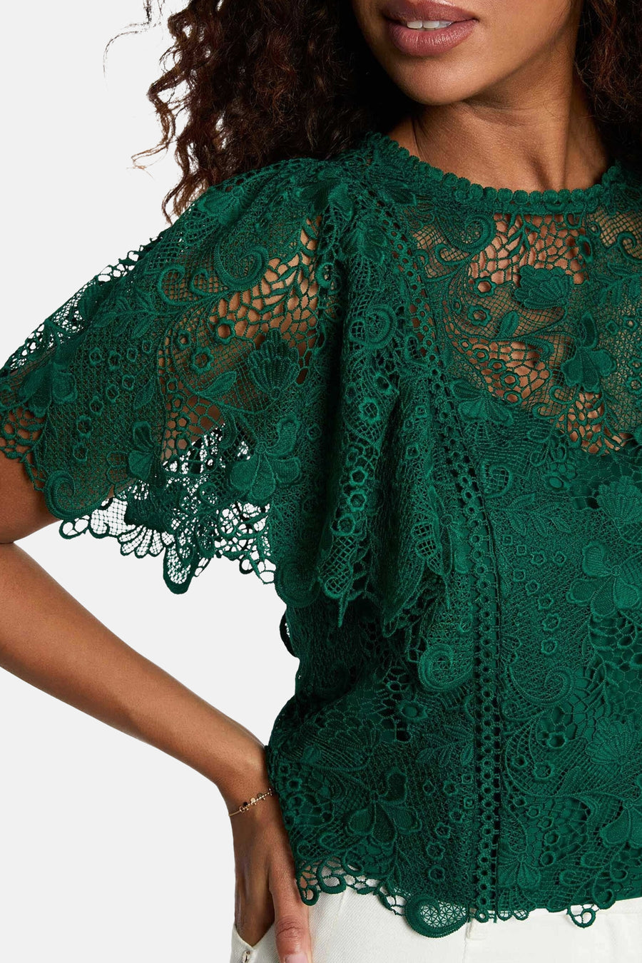 Groene kanten blouse van Morgan de Toi, met korte ruchesmouwen en ingewikkeld bloemenpatroon.