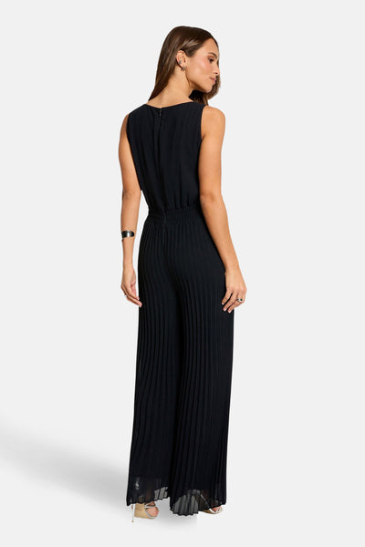 Zwarte jumpsuit van Morgan de Toi, volledig geplooid, met een losse pasvorm en een ritssluiting aan de achterkant.