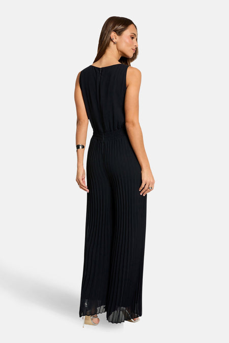 Combinaison noire de Morgan de Toi, plissée sur toute la longueur, avec une coupe ample et une fermeture éclair dans le dos.
