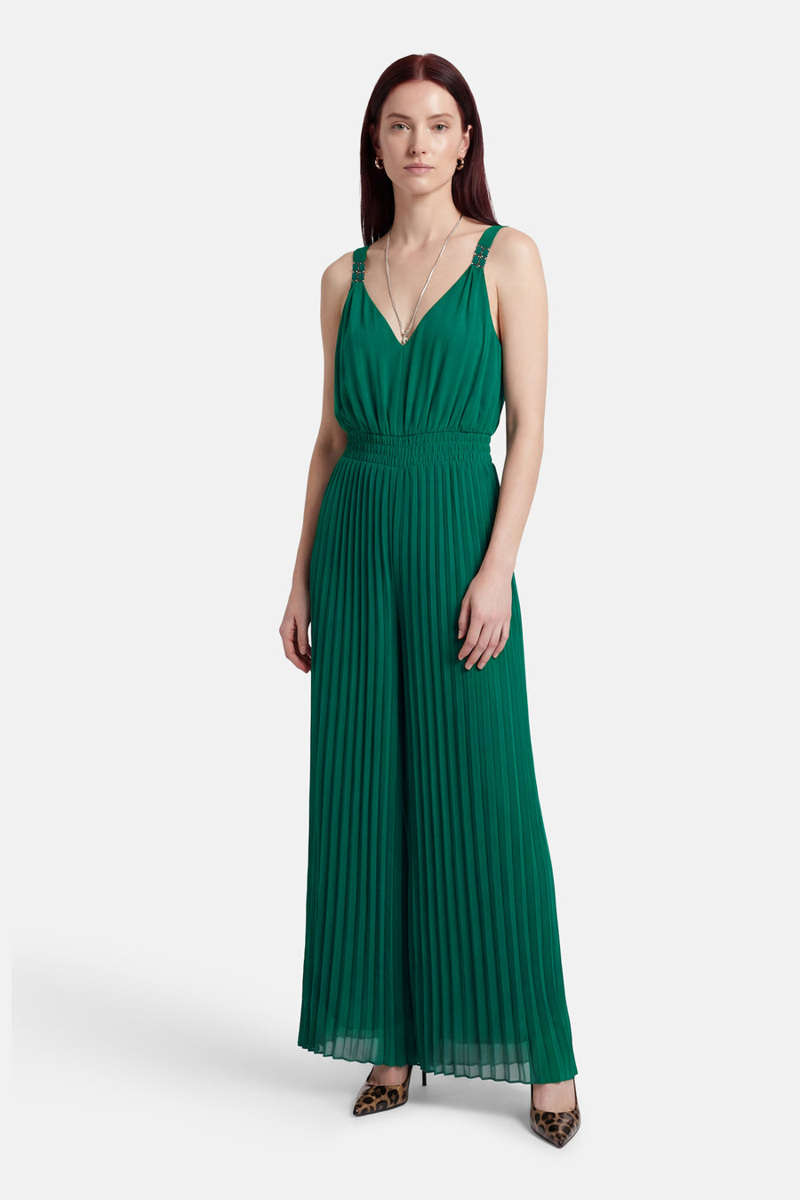 Combinaison verte de Morgan de Toi, à plis, avec bretelles à boucles et collier argenté.