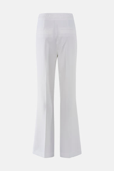 Witte pantalon van Morgan de Toi, van achteren gezien, met paspelzakken en een kanten band in de taille.