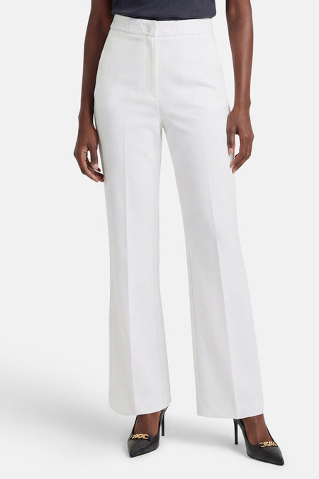 Pantalon de costume blanc de Morgan de Toi, coupe large avec broderie florale à la ceinture.