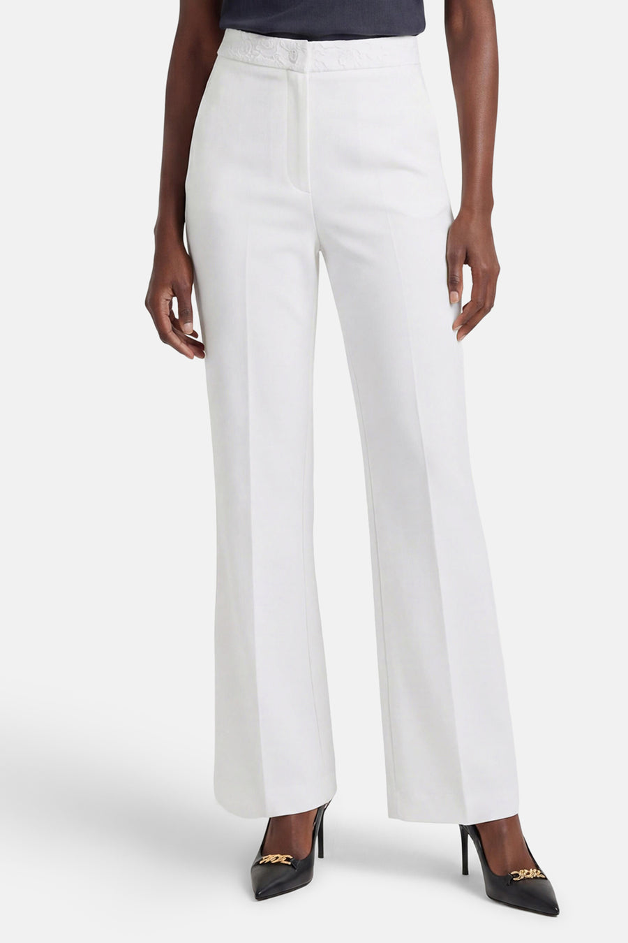 Witte pantalon van Morgan de Toi, wijde pasvorm met bloemenborduursel op de tailleband.