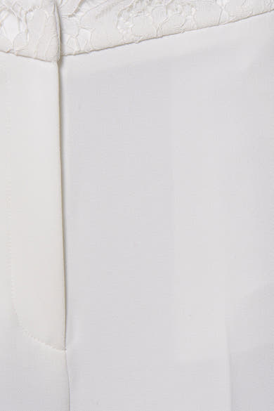 Witte pantalon van Morgan de Toi, met kanten bies aan de bovenkant en geweven textuur.