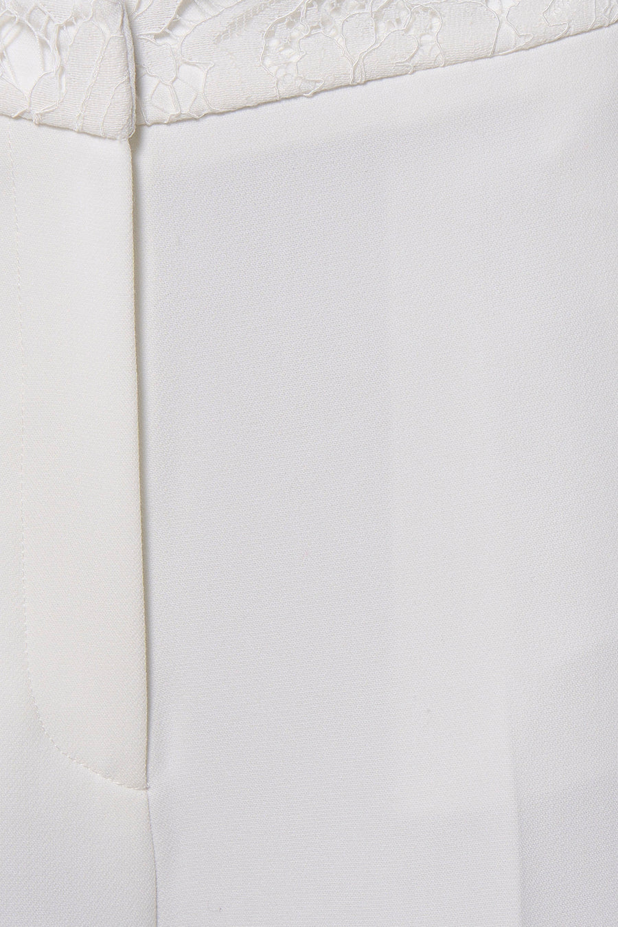 Witte pantalon van Morgan de Toi, met kanten bies aan de bovenkant en geweven textuur.