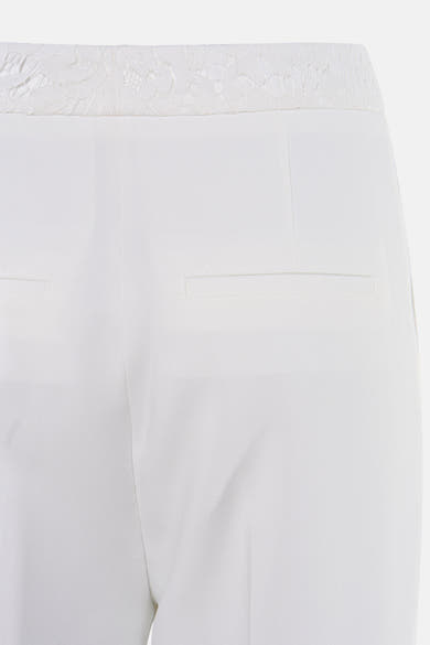 Witte kostuumbroek van Morgan de Toi met een kanten rand aan de taille en een paspelzak aan de achterkant.