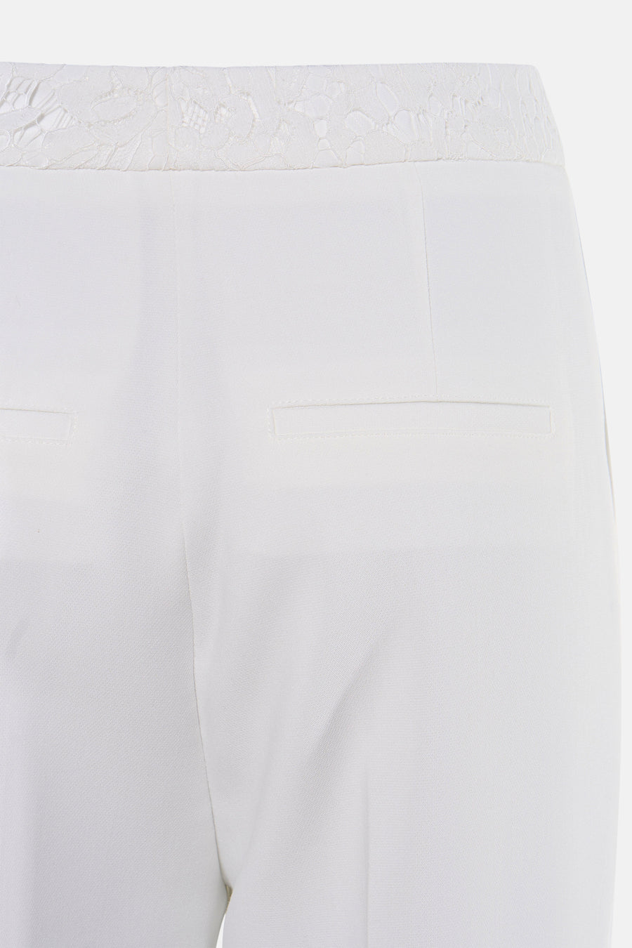 Witte kostuumbroek van Morgan de Toi met een kanten rand aan de taille en een paspelzak aan de achterkant.