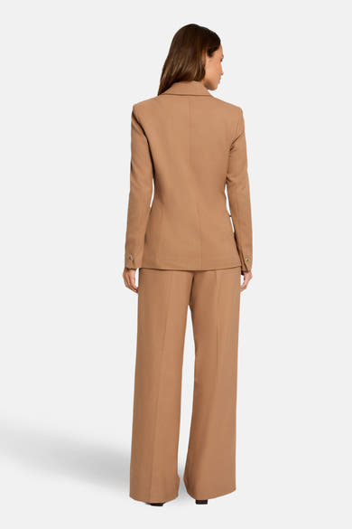 Pantalon de costume brun de Morgan de Toi, jambes larges, tissu lisse, vue arrière.

