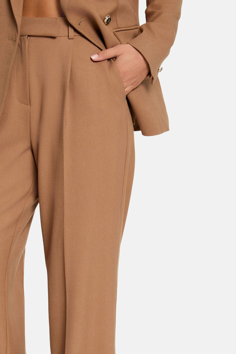 Pantalon de costume brun par Morgan de Toi, détail de la ceinture et plis structurés.