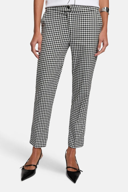 Pantalon à carreaux noir et blanc de Morgan de Toi, coupe droite, porté avec des escarpins noirs.