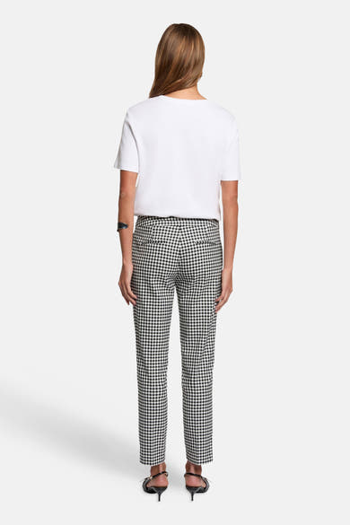 Pantalon à carreaux noir et blanc de Morgan de Toi, porté avec un t-shirt blanc et des escarpins noirs.