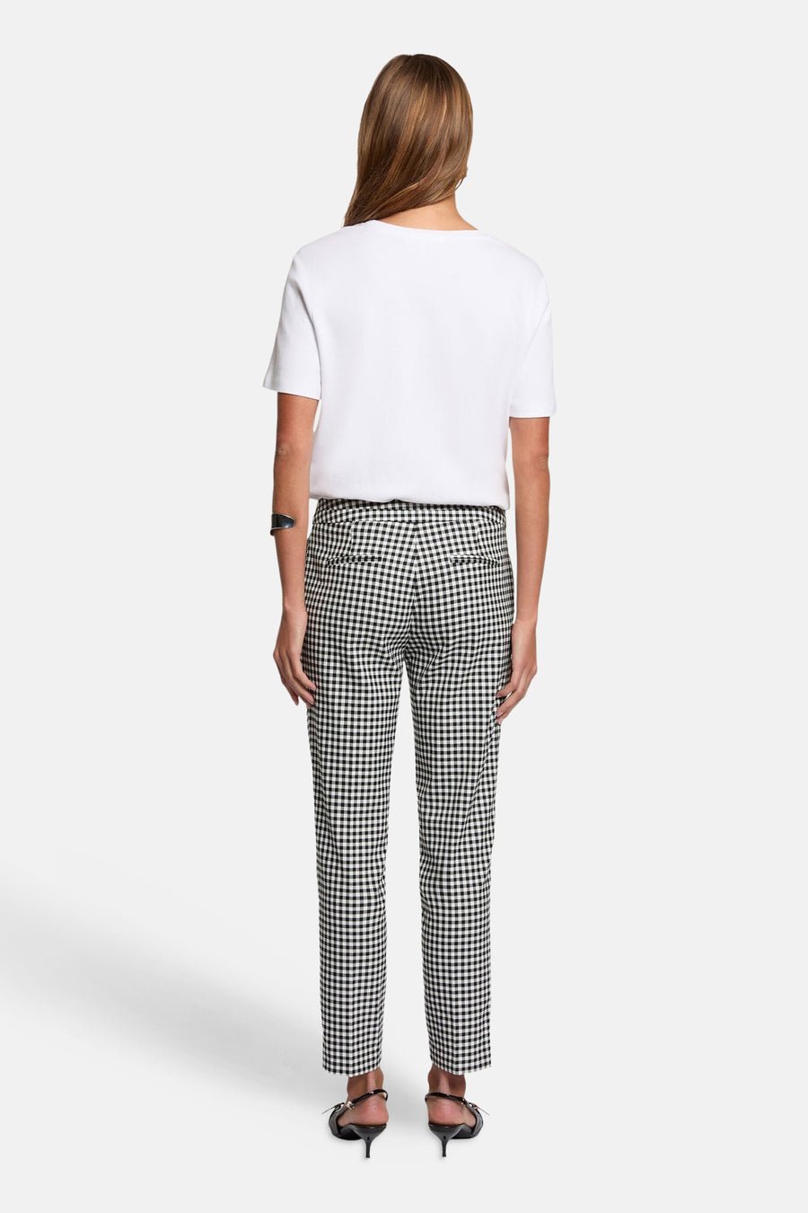 Pantalon à carreaux noir et blanc de Morgan de Toi, porté avec un t-shirt blanc et des escarpins noirs.