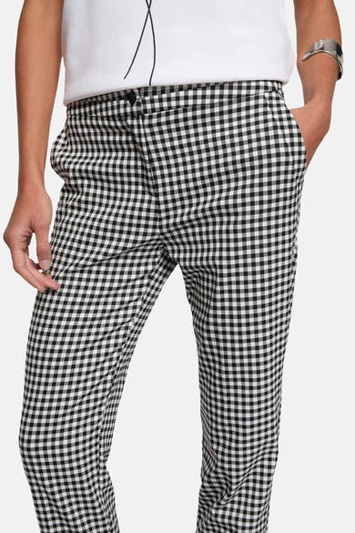 Zwart-wit geruite broek van Morgan de Toi, met een aansluitende pasvorm en een knoopsluiting.