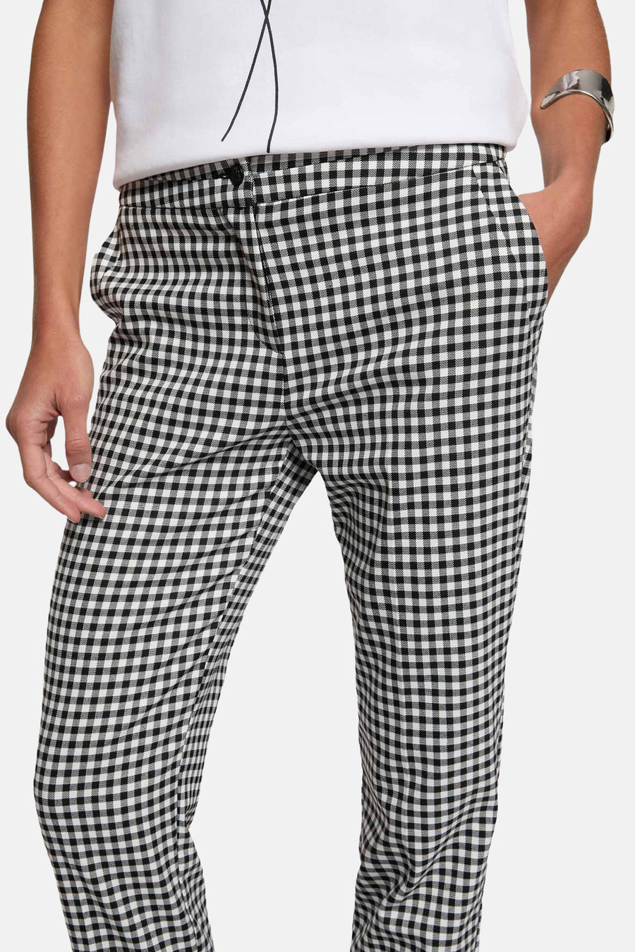 Zwart-wit geruite broek van Morgan de Toi, met een aansluitende pasvorm en een knoopsluiting.