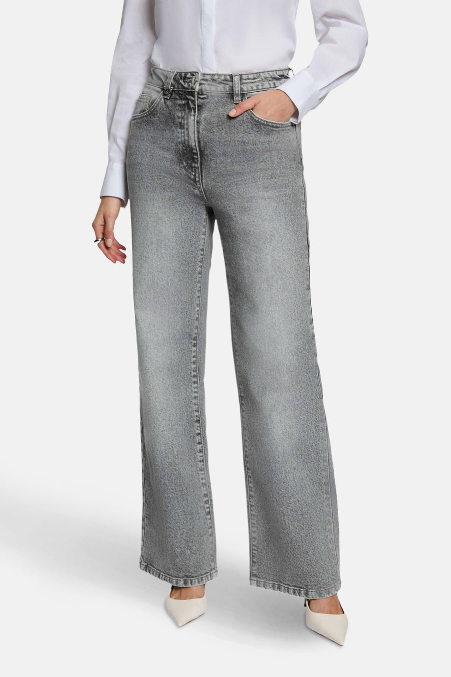 Jean large gris moyen de Morgan de Toi, porté avec une chemise blanche et des escarpins ivoire.