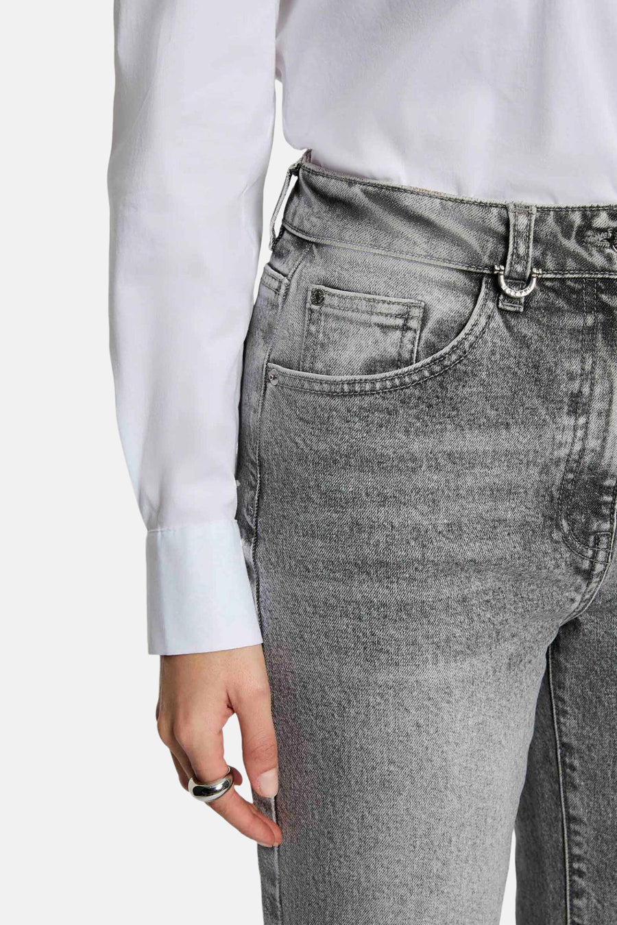 Jean large gris délavé de Morgan de Toi, avec poche avant et détail de boucle à la ceinture, porté avec une chemise blanche.