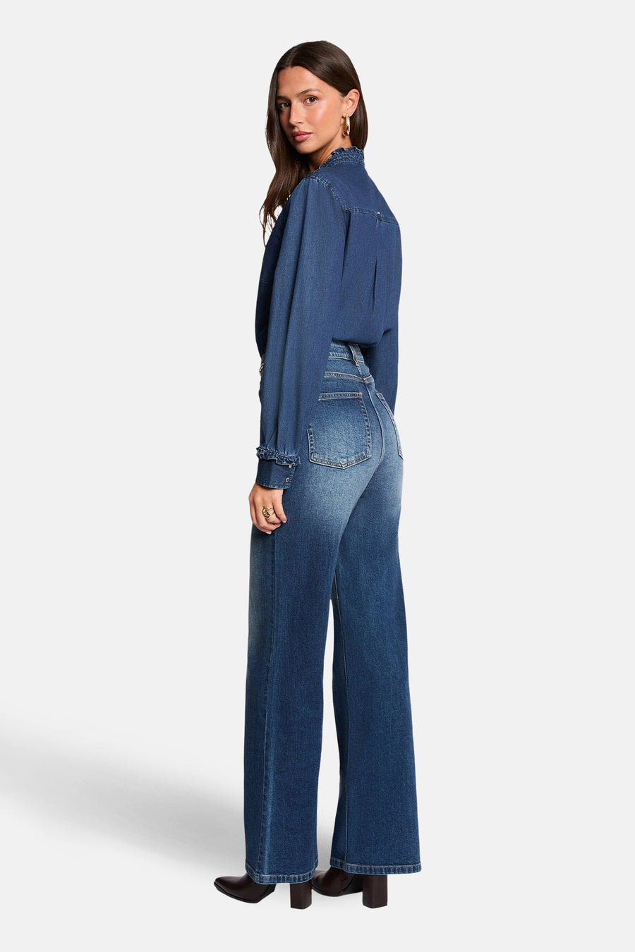 Jean large en denim bleu foncé de Morgan de Toi, avec un effet délavé et une coupe évasée.