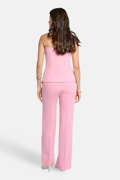 Pantalon de costume rose de Morgan de Toi, coupe droite et jambe large, avec des talons scintillants.