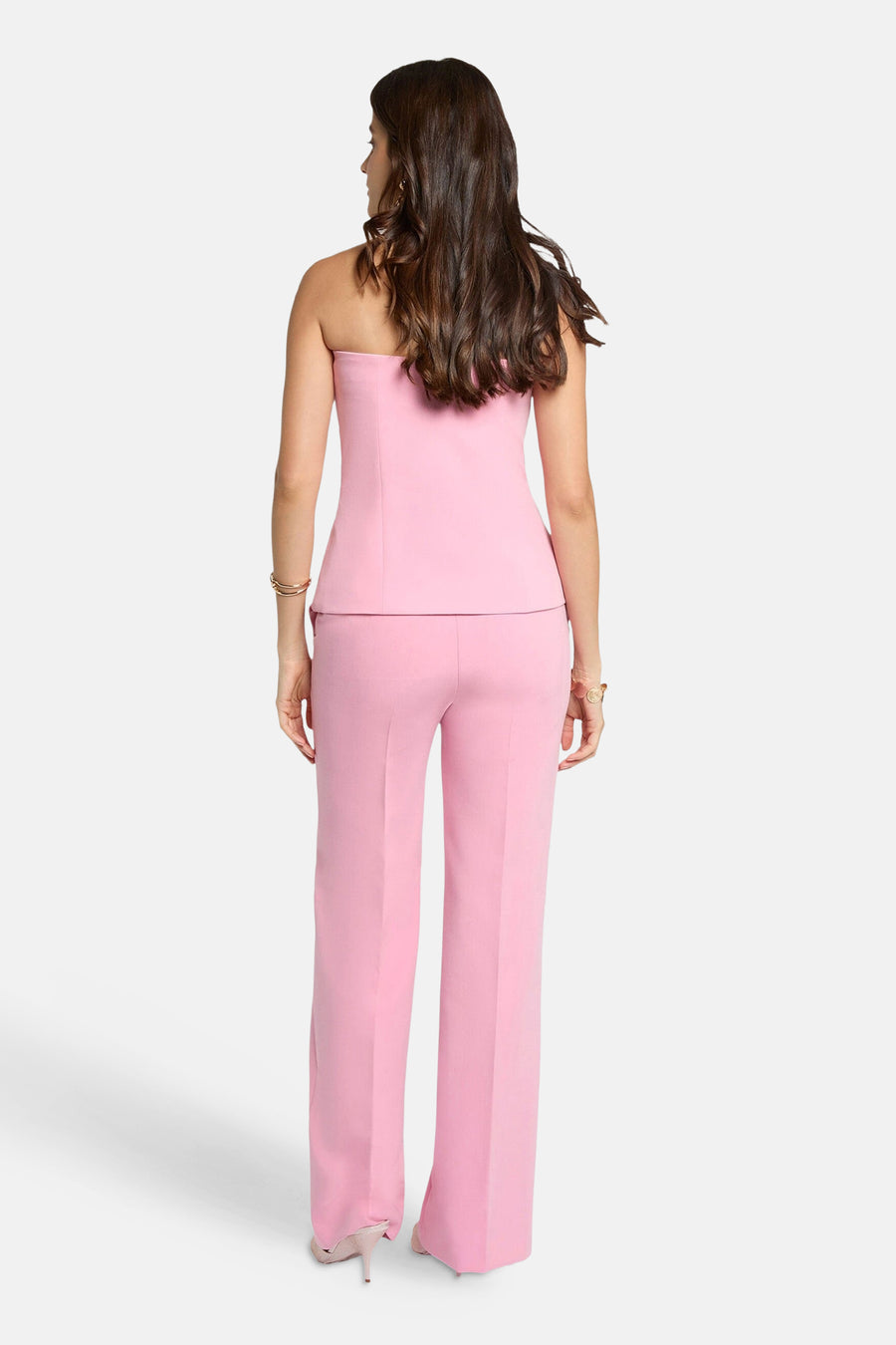 Pantalon de costume rose de Morgan de Toi, coupe droite et jambe large, avec des talons scintillants.