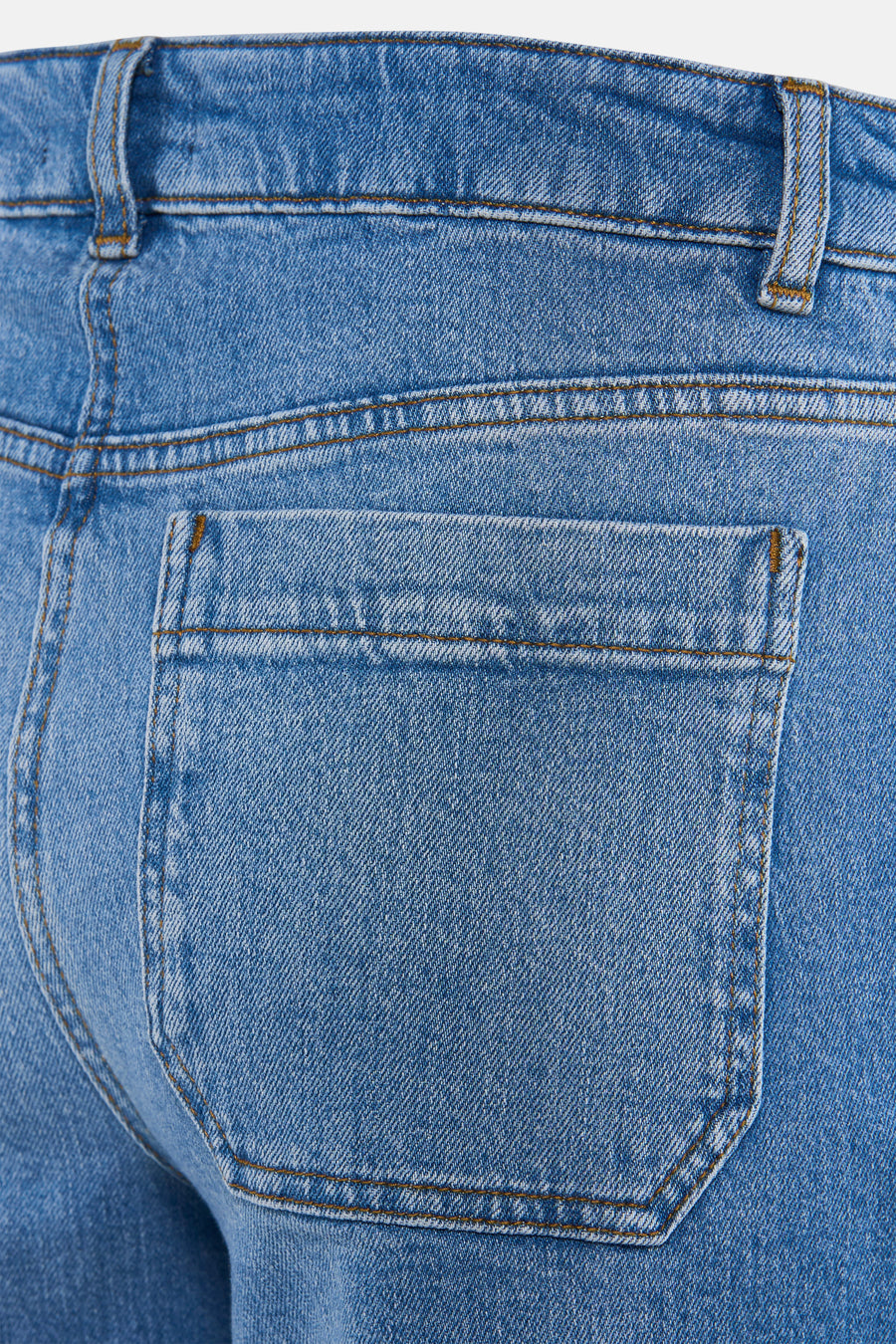 Jean large en denim bleu moyen de CAROLL, avec poche arrière carrée et passants de ceinture.