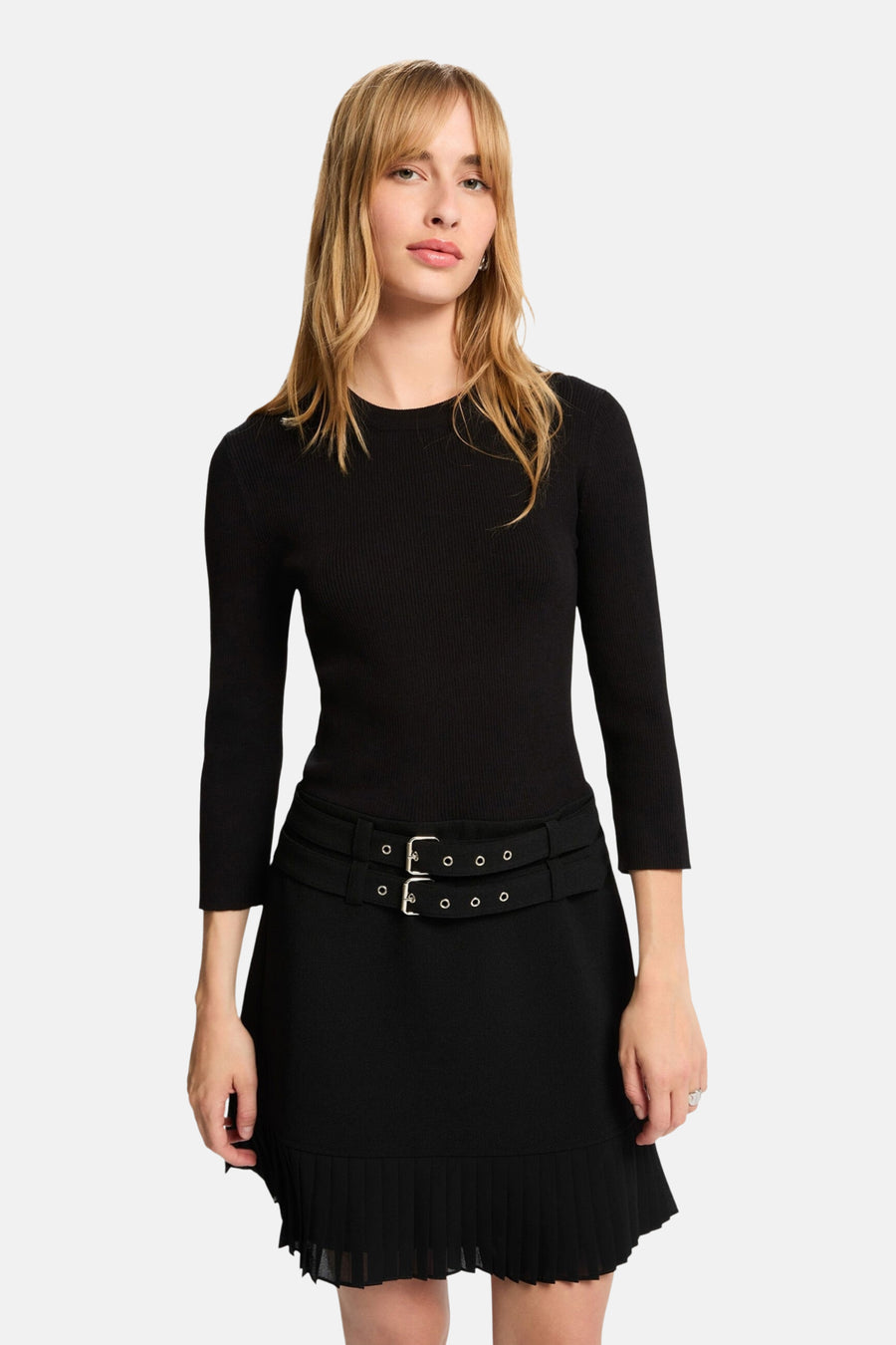 Robe noire 3/4 de Morgan de Toi, avec ceinture à double boucle et bas plissé.
