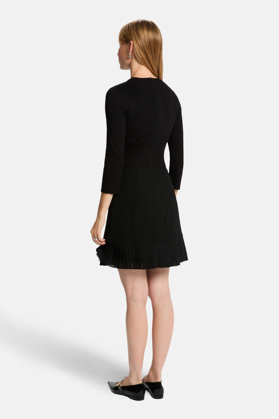 Robe noire 3/4 de Morgan de Toi avec jupe plissée et fermeture éclair apparente au dos.