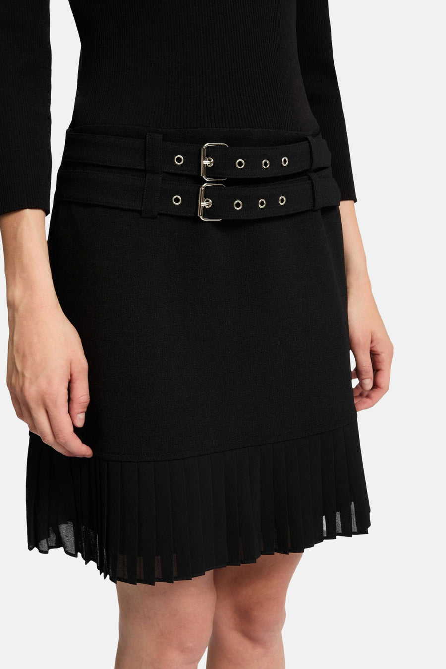 Robe noire 3/4 de Morgan de Toi avec ceinture double boucle argentée et jupe plissée.