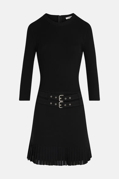 Robe noire 3/4 de Morgan, avec ceinture à double boucle et jupe plissée.
