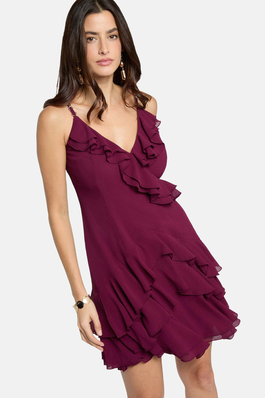 Robe bordeaux de Morgan de Toi avec volants, bretelles fines et bracelet doré.