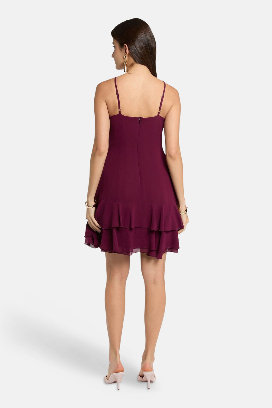 Robe bordeaux de Morgan de Toi avec fines bretelles, coupe courte à volants et accessoires dorés.
