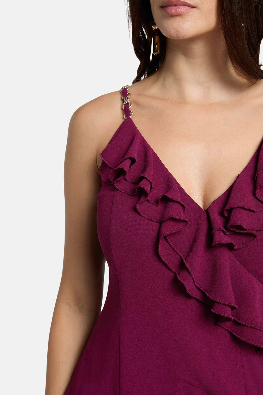 Robe bordeaux de Morgan de Toi avec encolure en V plongeante et volants décoratifs.