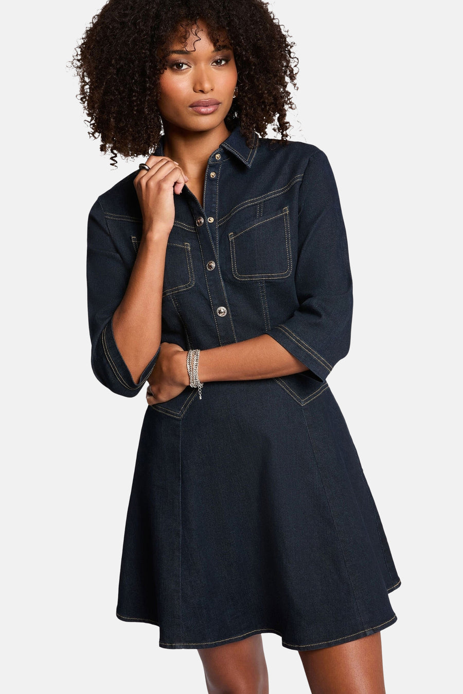Midi-jurk van donkerblauw denim van Morgan de Toi, met driekwartmouwen en een skater-snit.