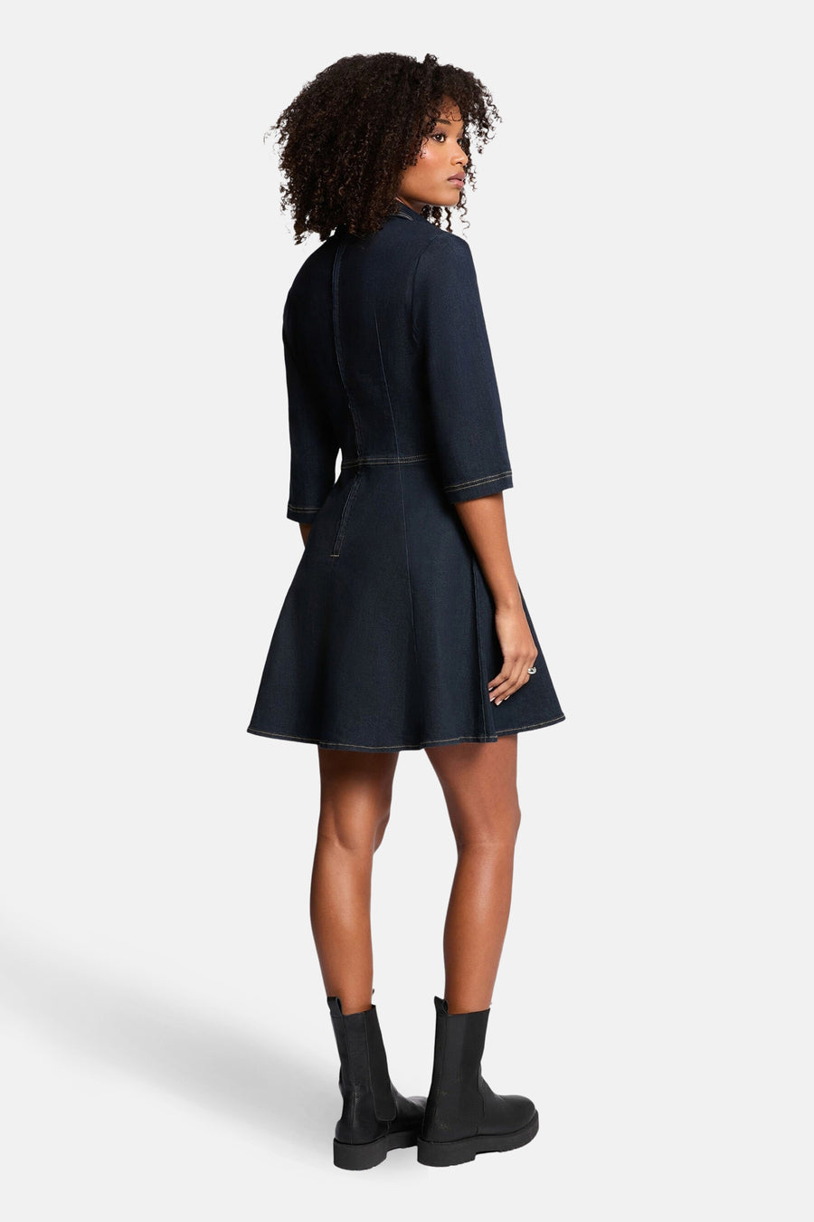 Robe mi-longue en denim bleu foncé de Morgan de Toi, avec manches trois-quarts et coupe patineuse.