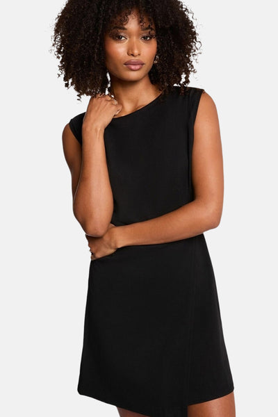 Robe noire simple de Morgan de Toi avec une coupe droite et sans manches.