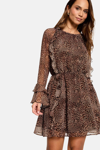 Robe à manches longues marron de Morgan de Toi, imprimé léopard avec volants décoratifs.