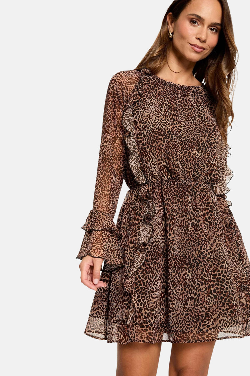 Robe à manches longues marron de Morgan de Toi, imprimé léopard avec volants décoratifs.