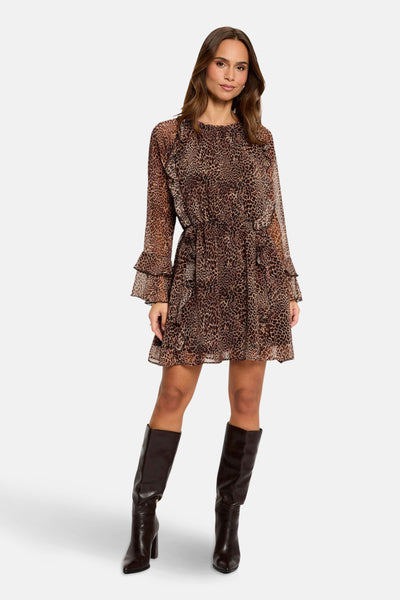 Robe marron à manches longues de Morgan de Toi, à motif léopard avec des détails à volants.