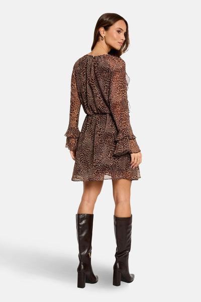 Robe à manches longues brune de Morgan de Toi, imprimé léopard et détail de volants, portée avec des bottes hautes marron.
