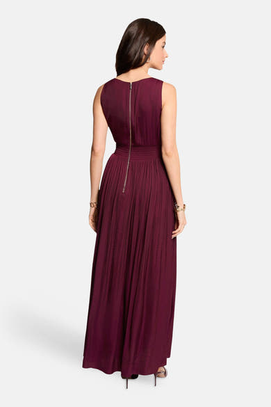 Robe bordeaux de Morgan de Toi avec une fermeture éclair dorée au dos et plissée.