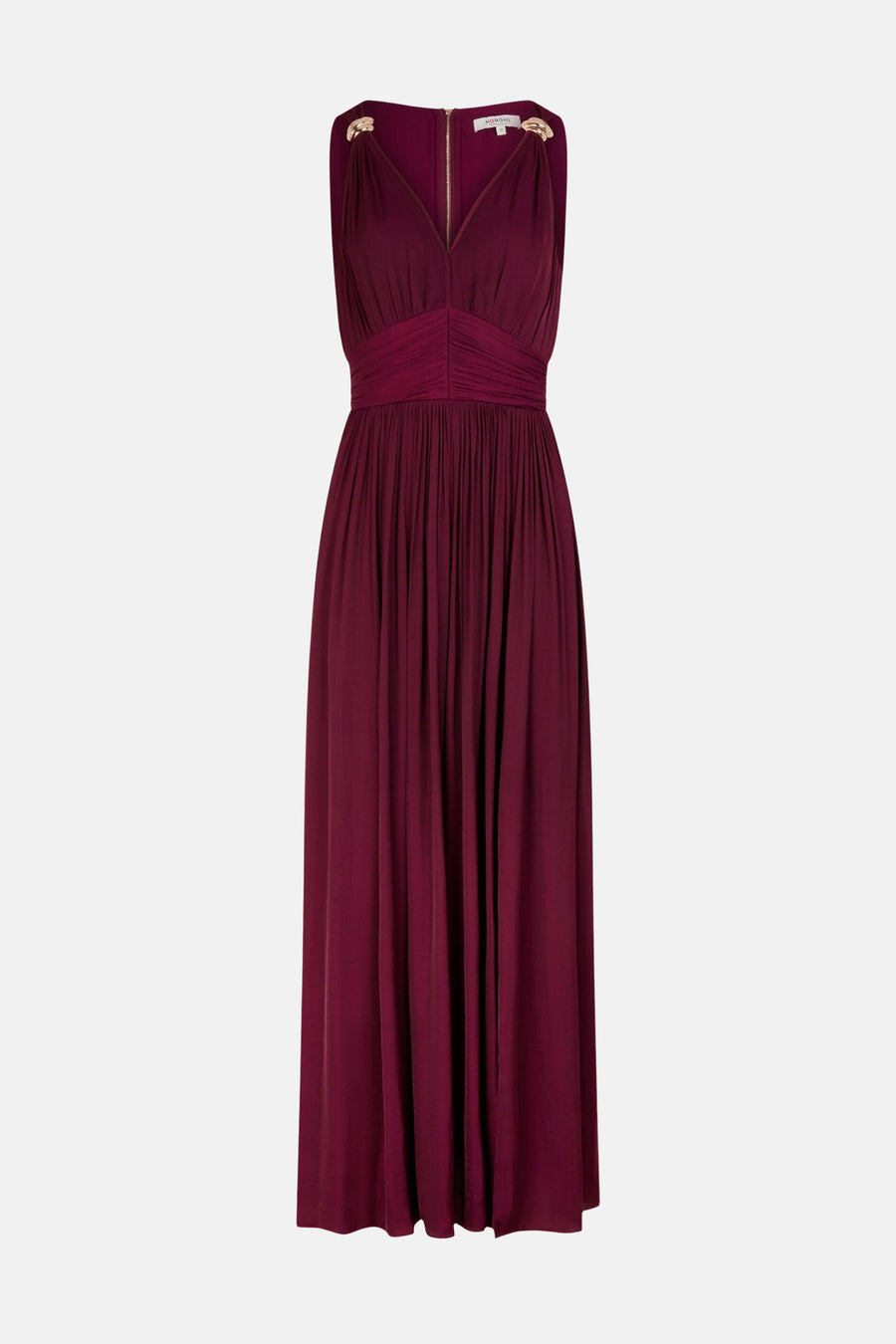 Robe bordeaux par Morgan de Toi, coupe longue, avec des détails drapés et des ornements dorés aux épaules.