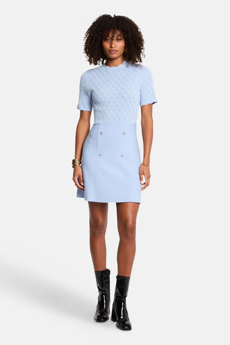 Robe bleu clair à manches courtes de Morgan de Toi, avec un haut en maille à motif géométrique, une jupe boutonnée et un col montant.