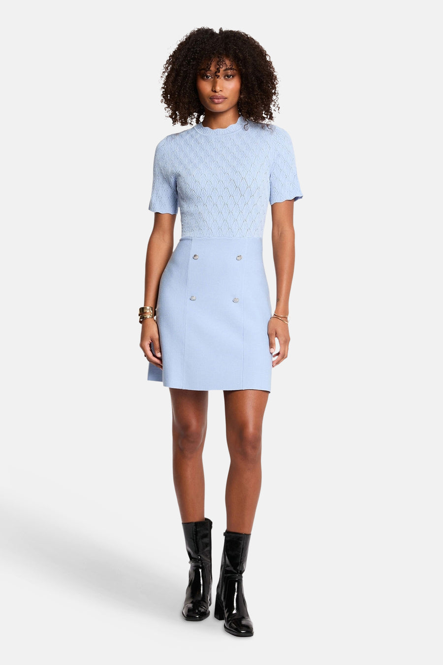 Robe bleu clair à manches courtes de Morgan de Toi, avec un haut en maille à motif géométrique, une jupe boutonnée et un col montant.