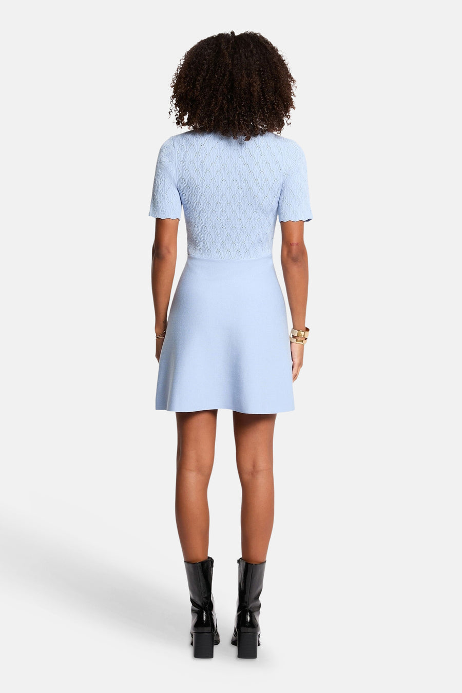 Robe à manches courtes bleue de Morgan de Toi en maille, avec motif losanges et bords festonnés, jupe évasée, vue de dos.