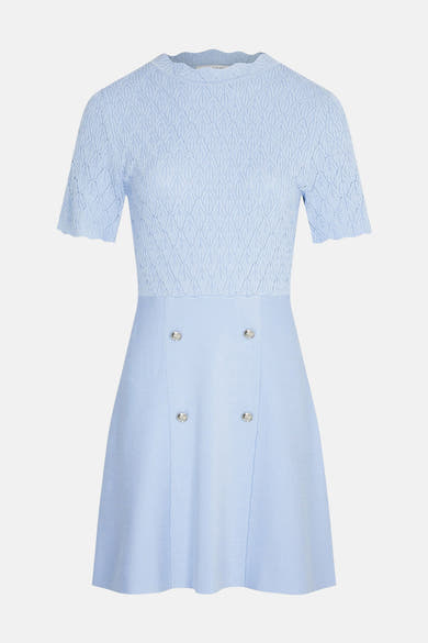 Robe courte bleue à manches courtes de Morgan de Toi, avec un haut en maille ajourée, col et poignets festonnés, et jupe à quatre boutons argentés décoratifs.