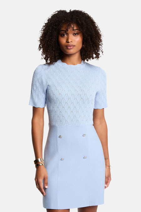 Robe à manches courtes bleue de Morgan de Toi avec un haut en maille ajourée et une jupe boutonnée.
