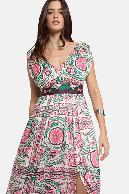 Lange meerkleurige jurk van Morgan de Toi met roze, groene en bruine bloemen- en geometrische patronen.