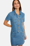Robe courte en denim bleu moyen de Morgan de Toi, avec poches à rabat et boutons dorés.