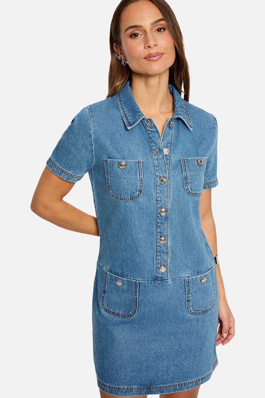 Robe courte en denim bleu moyen de Morgan de Toi, avec poches à rabat et boutons dorés.