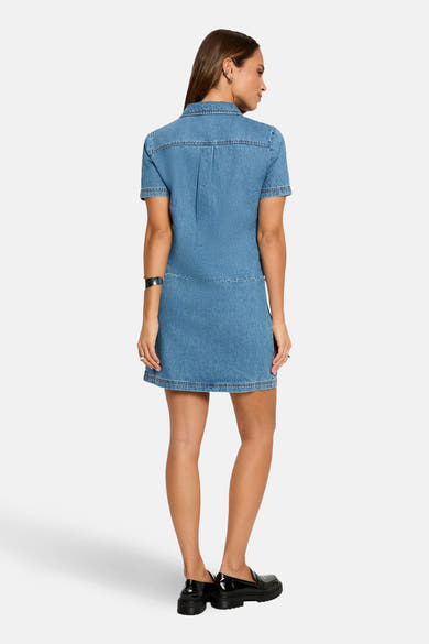 Robe en jean bleu moyen à manches courtes de Morgan de Toi, avec des finitions surpiquées.