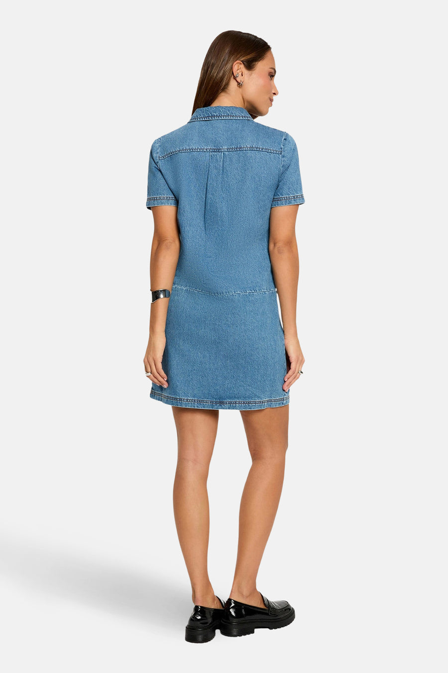 Robe en jean bleu moyen à manches courtes de Morgan de Toi, avec des finitions surpiquées.